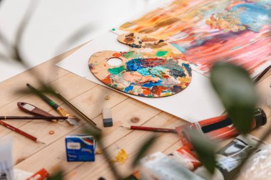 boyalar ve sanat araçlarıyla masada paletinin seçici odak