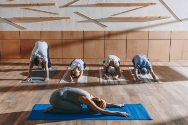 Grup pratik yoga Studio paspaslar Tarih dersi ile üst düzey insan