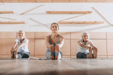 Grup pratik yoga ve paspaslar Studio üzerinde uzanan kadın