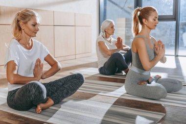 Grup lotus yoga poz namaste mudra ile meditasyon kadın