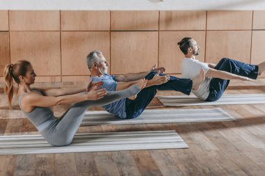 kadın eğitmen eğitim sınıfı, olgun erkeklerle egzersiz 