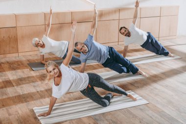 üst düzey bir grup insan üzerinde yoga paspaslar fitness salonunda egzersiz dersi ile