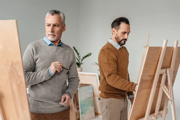 Δύο Ενήλικες Άνδρες Καλλιτέχνες Ζωγραφική Καβαλέτα Στο Art Studio — Δωρεάν Φωτογραφία