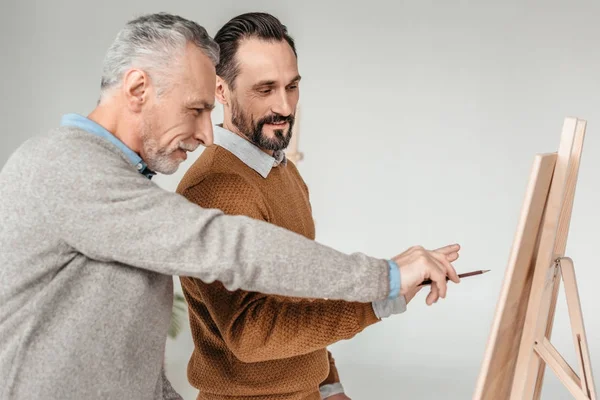 Vue Latérale Deux Artistes Masculins Regardant Chevalet Pendant Cours Art — Photo