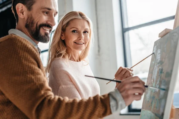 Lächelnde Ältere Schüler Des Kunstkurses Malen Gemeinsam — Stockfoto