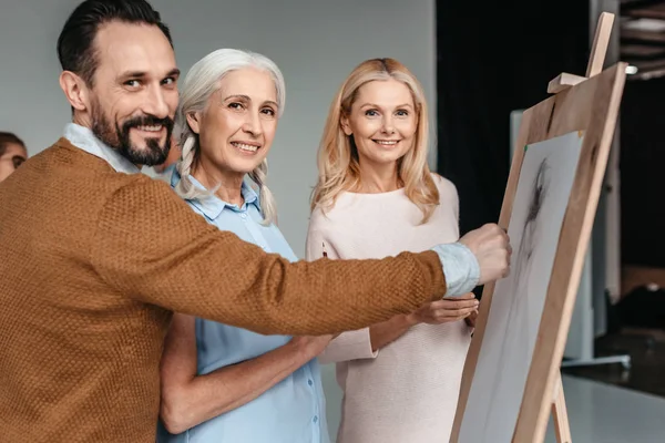 Artists Painting Together Smiling Camera Art Class — Stock Photo, Image
