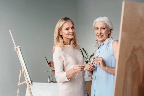 Sonrientes Mujeres Mayores Pintando Juntas Clase Arte — Foto de Stock