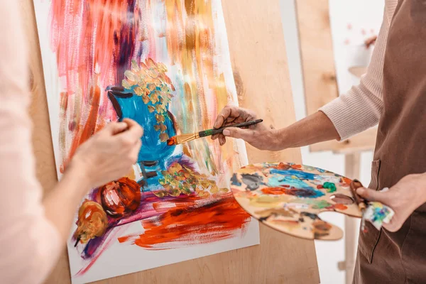 Recortado Tiro Artistas Con Paleta Pintura Naturaleza Muerta Caballete —  Fotos de Stock