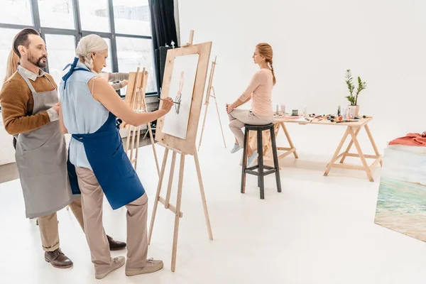 Artistas Seniores Pintando Retrato Cavaletes Aula Arte — Fotografia de Stock