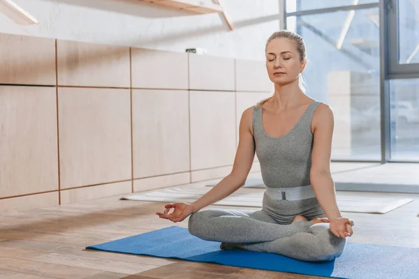 Woman Meditating Closed Eyes Lotus Yoga Pose Mudra Knowledge — Stock Photo, Image