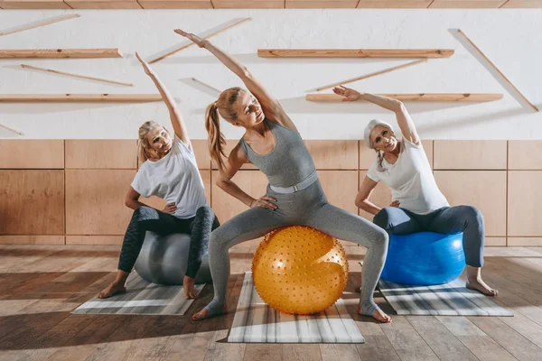 Grupo Mulheres Exercitando Com Bolas Fitness Estúdio — Fotografia de Stock