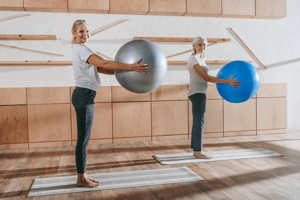 Groep Senior Vrouwen Mensen Trainen Met Fitness Ballen Studio — Stockfoto