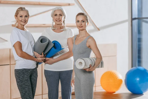 Grupp Kvinnor Hålla Yogamattor Studio — Stockfoto