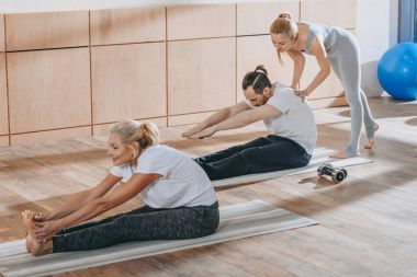 Olgun insanlar Yoga germe yardımcı eğitmen eğitimi dersinde paspaslar