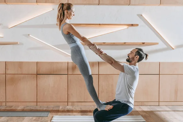 Midaldrende Par Der Praktiserer Yoga Sammen Træningsklasse - Stock-foto