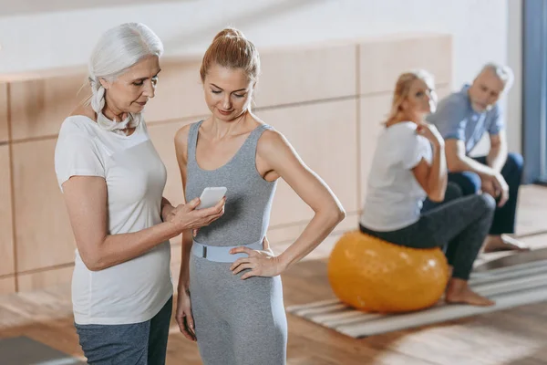 Mujer Mayor Instructor Usando Smartphone Clase Entrenamiento — Foto de Stock