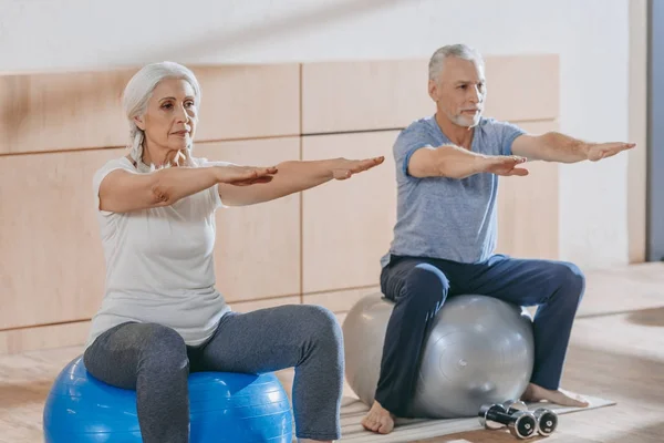 Persone Anziane Che Esercitano Sulla Palla Fitness Lezione Allenamento — Foto Stock