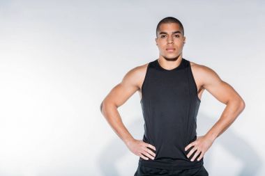 ayakta ve kameraya bakarak Afro-Amerikan sportif yakışıklı