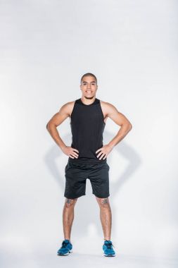 ayakta ve kameraya bakarak gülümseyen ABD'li sporcu 