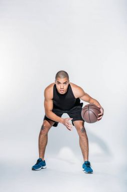 Afro-Amerikan sportif erkek basketbol oynarken