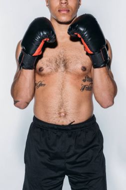 dövmeli Afrikalı-Amerikalı boksör ayakta beyaz izole Resim kırpılmış