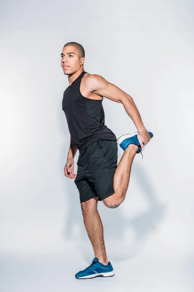 Afrikanisch Amerikanischer Sportlicher Mann Der Die Beine Streckt — Stockfoto