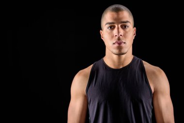 yakışıklı sportif Afrikalı-Amerikalı adam siyah izole kamera bakıyor