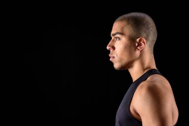 ciddi Afrikalı-Amerikalı adam ayakta siyah izole yan görünüm