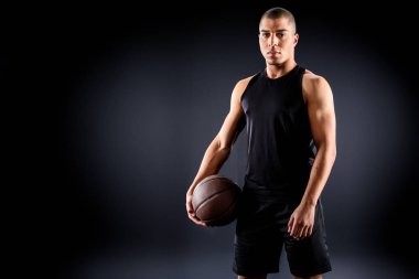 Genç Afro-Amerikan basketbol oyuncusu topu siyah ile