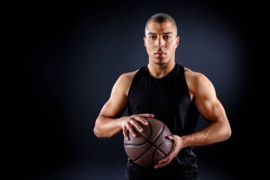 siyah izole topu ile yakışıklı Afro-Amerikan basketbol oyuncusu