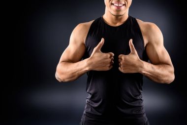 Afrika kökenli Amerikalı sporcu siyah başparmak gösterilmesini kadeh kırpılmış