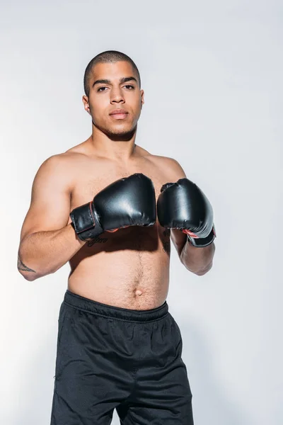 Muscular Afro Americano Desportista Com Luvas Boxe Isolado Branco — Fotografia de Stock