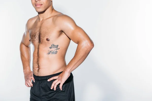 Przycięte Zdjęcie Tatuażem African American Sportowca Stojąc Biały — Darmowe zdjęcie stockowe