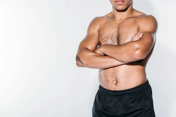 Beskuren Bild Afroamerikanska Sportsman Står Med Korsade Händer Isolerad Vit — Gratis stockfoto