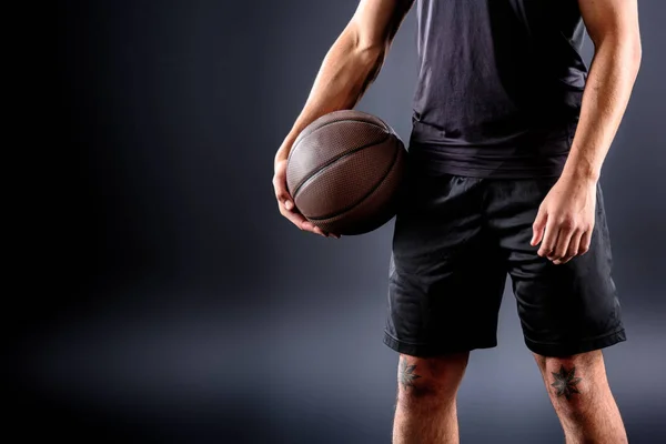 Oříznuté Záběr Basketbalový Hráč Drží Míč Černém Pozadí — Stock fotografie