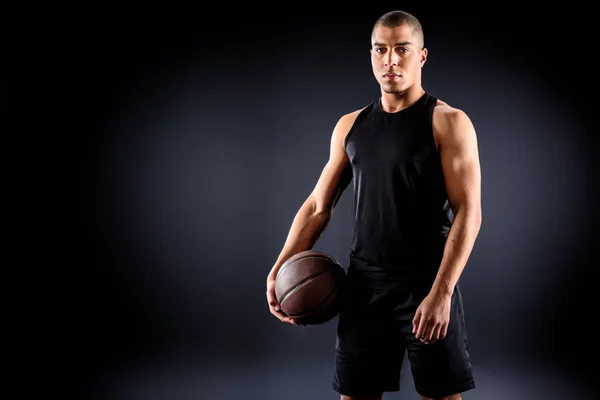 Mladý Americký Basketbalový Hráč Míčem Černém Pozadí — Stock fotografie