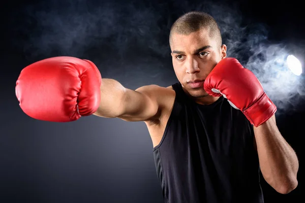 Jovem Pugilista Afro Americano Fazendo Hit Preto — Fotografia de Stock