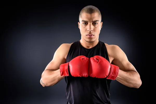 Beau Sportif Afro Américain Gants Boxe Regardant Caméra Sur Noir — Photo