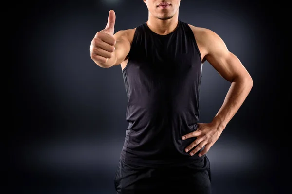 黒地アフリカ系アメリカ人のスポーツマン示す親指のショットをトリミング — ストック写真