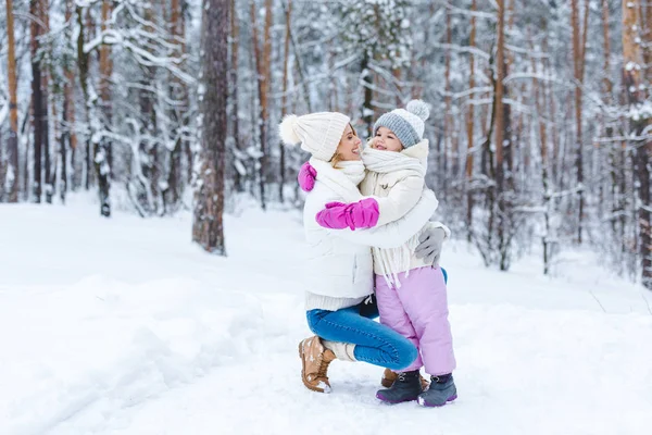 Souriant Fille Mère Embrassant Dans Forêt Hiver — Photo