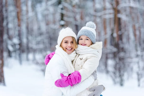 Porträt Einer Lächelnden Tochter Und Mutter Die Sich Winterwald Umarmen — Stockfoto