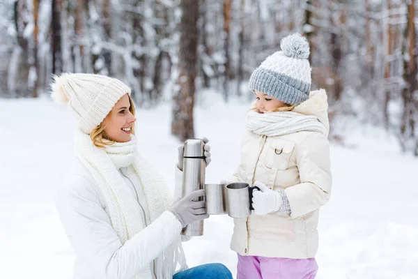 Family Drinking Hot Tea While Walking Winter Forest — Stock Photo, Image