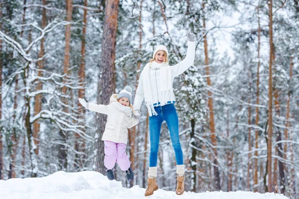 Mãe Pequena Filha Divertindo Juntos Parque Inverno — Fotografia de Stock