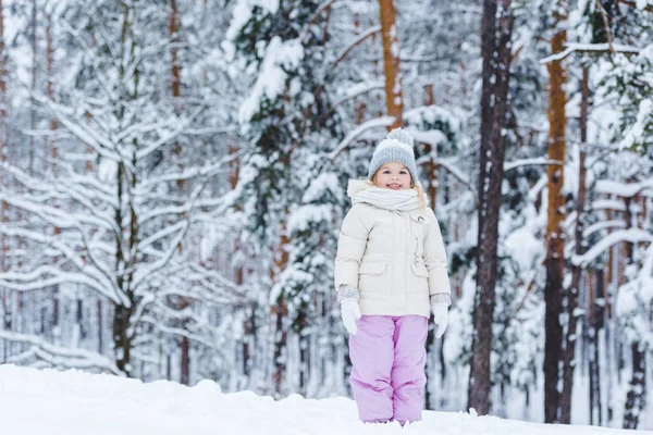 Fröhliches Kind Blickt Winterwald Die Kamera — Stockfoto