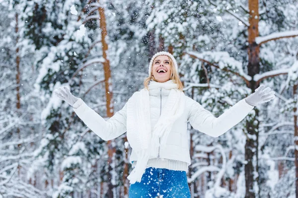 Portretul Unei Tinere Vesele Care Joacă Zăpada Parcul Iarnă — Fotografie, imagine de stoc