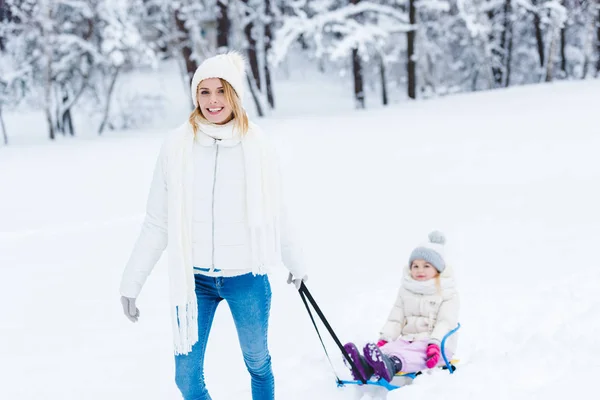 Jonge Moeder Meisje Sleetje Rijden Winter Bos Samen — Stockfoto