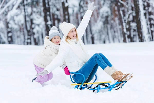 Glückliche Tochter Und Mutter Rodeln Gemeinsam Winterpark — Stockfoto