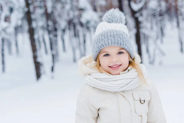 Şapka Eşarp Kış Park Kamerada Gülümseyen Sevimli Küçük Çocuk Portresi — Stok fotoğraf
