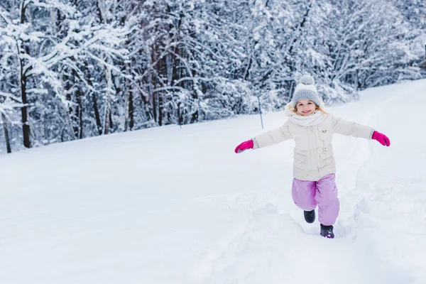 Bedårande Lyckligt Barn Med Öppna Armar Vantar Kör Snö Och — Stockfoto