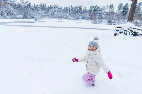 Adorable Feliz Niño Jugando Nieve Sonriendo Cámara Invierno Parque —  Fotos de Stock